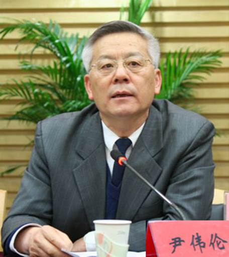 说明: 中国工程院院士尹伟伦在评审会上发言