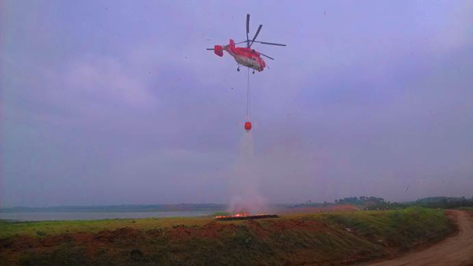 说明: 湖南使用直升机开展吊桶灭火训练预演