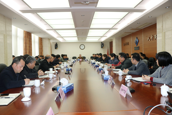 院党委理论学习中心组（扩大）开展集体学习