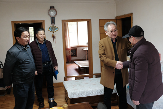 院党委书记康庆云一行走访慰问退休老专家
